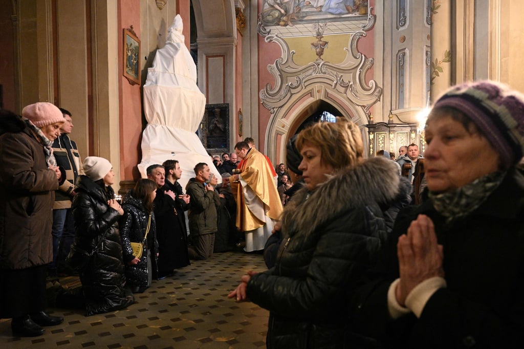 Worshippers receive Holy Communion during the Christmas Mass in Archcathedral Basilica of the Assumption of the Blessed Virgin Mary in the western Ukrainian city of Lviv on December 25, 2022. Photo: AFP