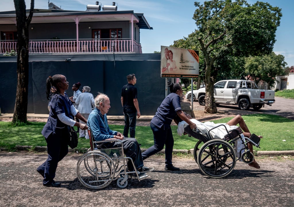 People are taken away from a senior home close to where a truck carrying liquefied petroleum gas exploded in Boksburg, east of Johannesburg on Saturday. Photo: AP People are taken away from a senior home close to where a truck carrying liquefied petroleum gas exploded in Boksburg, east of Johannesburg on Saturday. Photo: AP