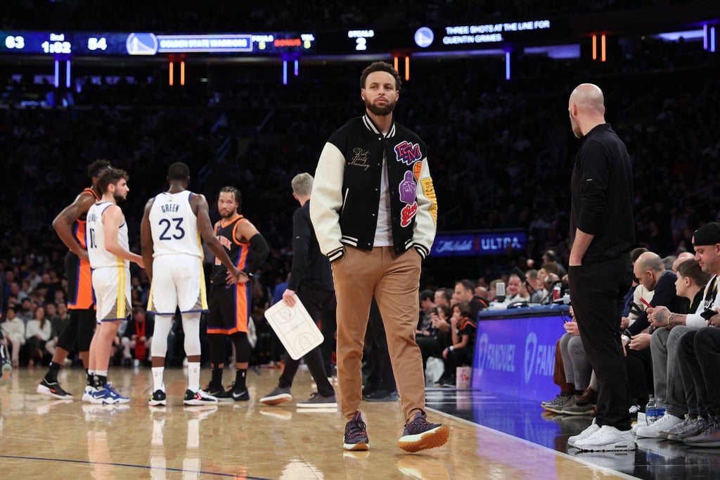Stephen Curry looks on from the side against the New York Knicks during the second quarter of the game at Madison Square Garden on December 20. Photo: AFP Stephen Curry looks on from the side against the New York Knicks during the second quarter of the game at Madison Square Garden on December 20. Photo: AFP