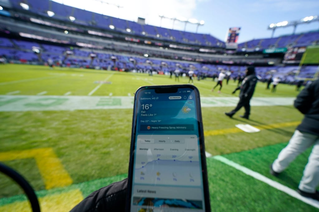 A weather app on a phone shows the current temperature on the field before an NFL football game between the Baltimore Ravens and the Atlanta Falcons on December 24. Photo: AP A weather app on a phone shows the current temperature on the field before an NFL football game between the Baltimore Ravens and the Atlanta Falcons on December 24. Photo: AP