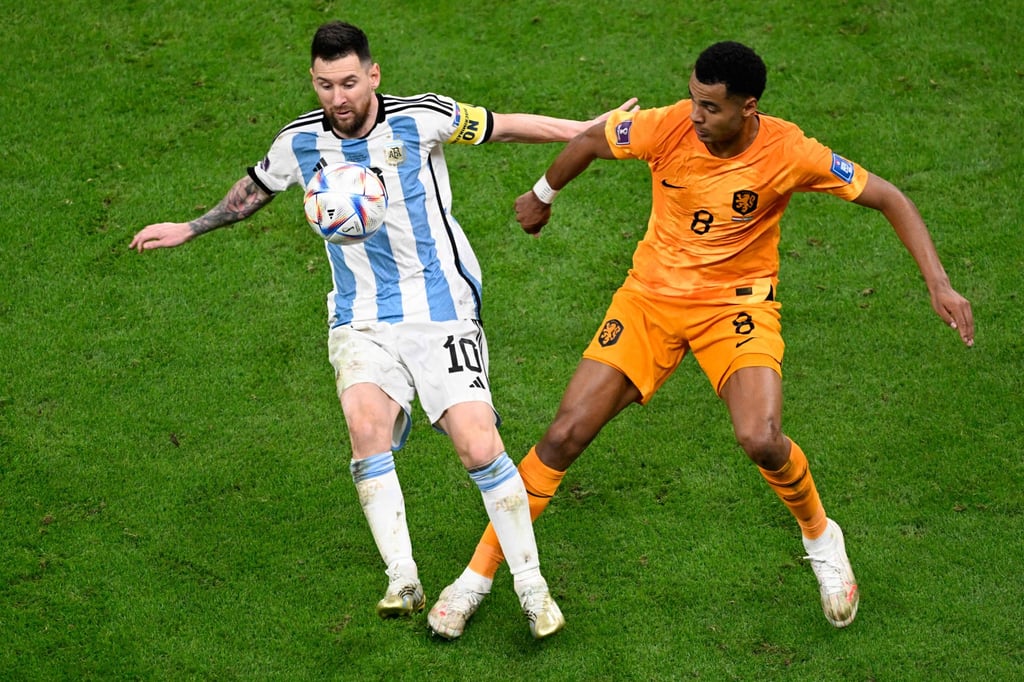Lionel Messi (left) fights for the ball with Cody Gakpo. Photo: AFP