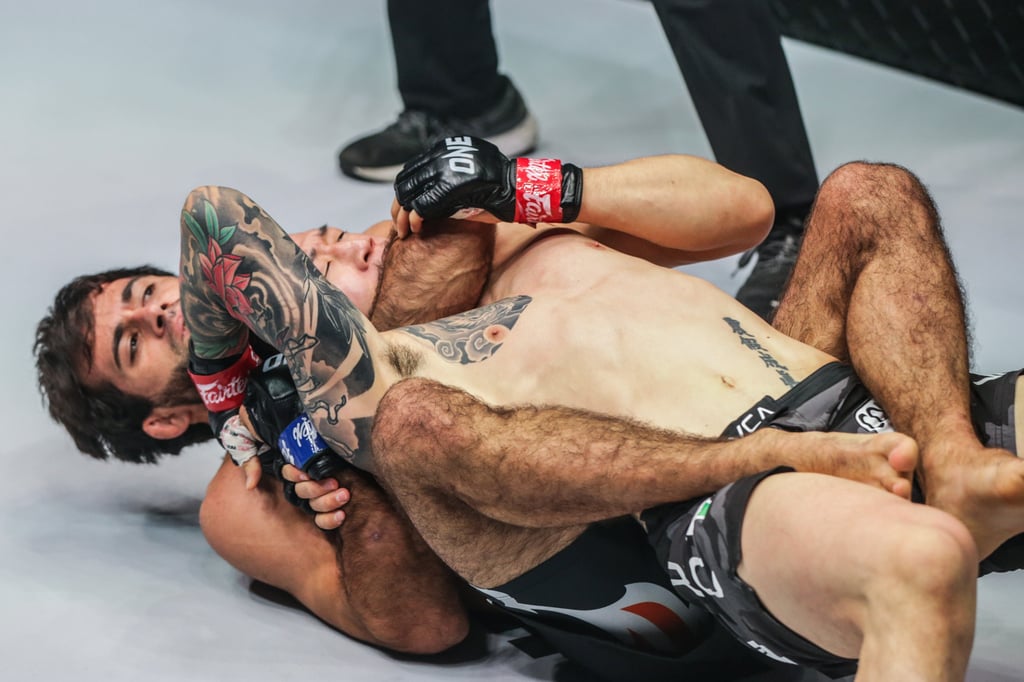 Shamil Gasanov chokes Kim Jae-woong. Shamil Gasanov chokes Kim Jae-woong.