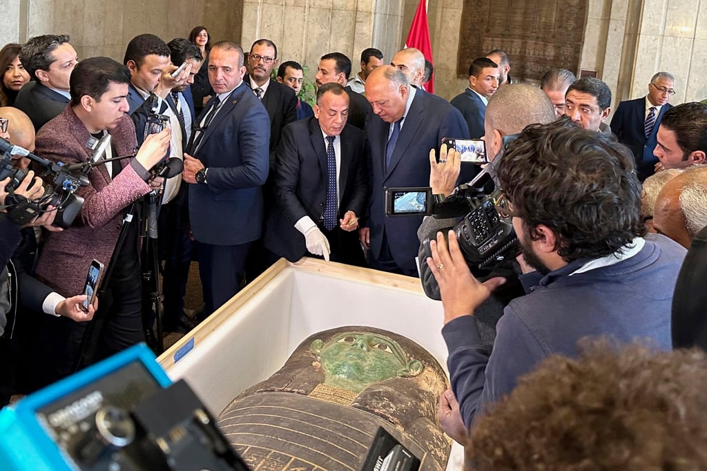 Foreign Minister Sameh Shoukry (centre right) and Mostafa Waziri (with white glove) at the Supreme Council of Antiquities during the handover ceremony. Photo: AP Foreign Minister Sameh Shoukry (centre right) and Mostafa Waziri (with white glove) at the Supreme Council of Antiquities during the handover ceremony. Photo: AP