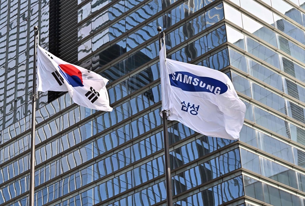 A South Korean naitonal flag and a Samsung flag flutter outside the company’s Seocho building in Seoul. Photo: AFP A South Korean naitonal flag and a Samsung flag flutter outside the company’s Seocho building in Seoul. Photo: AFP