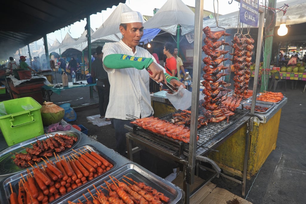 A food vendor sells grilled chicken wings at a night market in Kota Kinabalu, Malaysia. Photo: Shutterstock