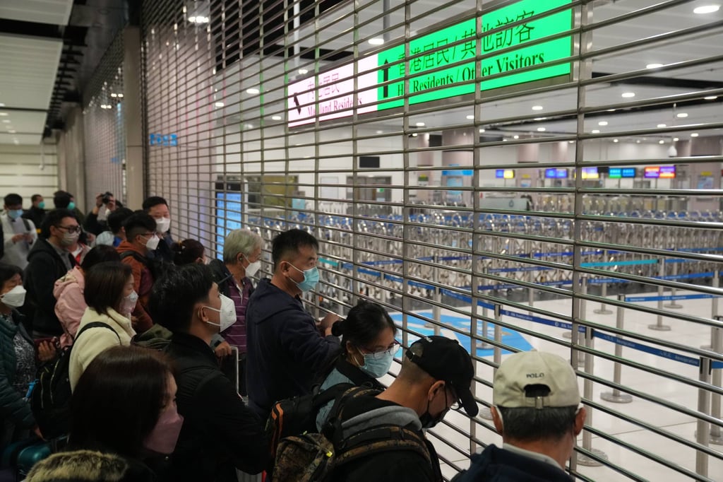 Early-morning passengers wait patiently to cross the border. Photo: Sam Tsang Early-morning passengers wait patiently to cross the border. Photo: Sam Tsang