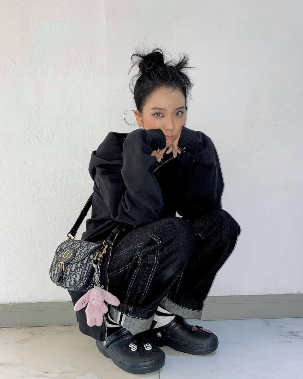 Blackpink’s Jisoo with a Dior bag. Photo: @sooyaaa__/Instagram Blackpink’s Jisoo with a Dior bag. Photo: @sooyaaa__/Instagram