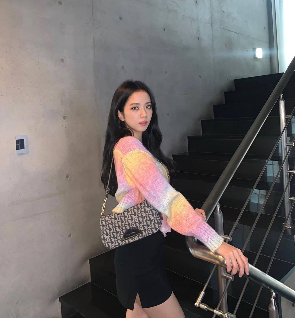 Blackpink’s Jisoo with her Maris Pearl Trotter Dior bag. Photo: @sooyaaa__/Instagram Blackpink’s Jisoo with her Maris Pearl Trotter Dior bag. Photo: @sooyaaa__/Instagram