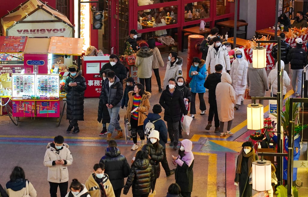 Shoppers in Beijing enjoy leisure time at a business centre. Photo: Xinhua Shoppers in Beijing enjoy leisure time at a business centre. Photo: Xinhua