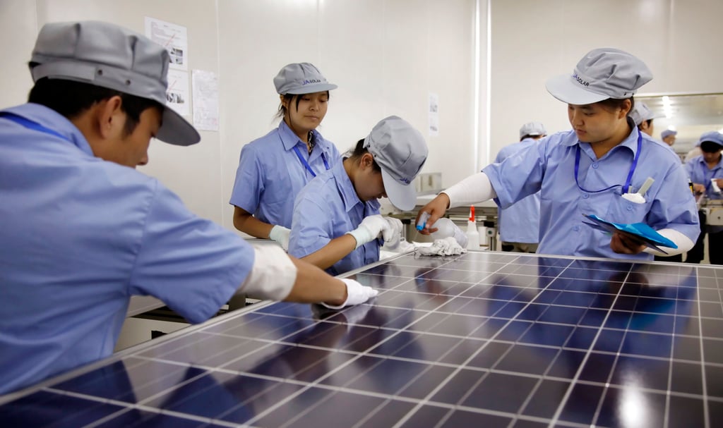 JA Solar employees clean a solar module at its facility in Fengxian, China, on Monday, September 19, 2011. Photo: San Jose Mercury News/MCT