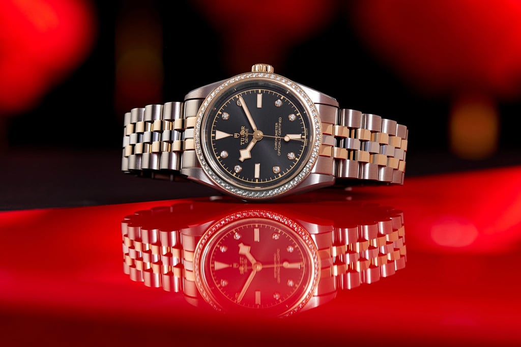 The new version of the Black Bay is made in steel and yellow gold, anchored to a five-link bracelet and clasp with rapid adjustment. Photo: Tudor