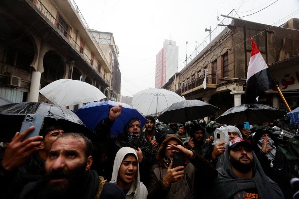 Iraqis protest near the central bank in Baghdad earlier this month as the country’s currency plummets against the US dollar. Photo: Reuters