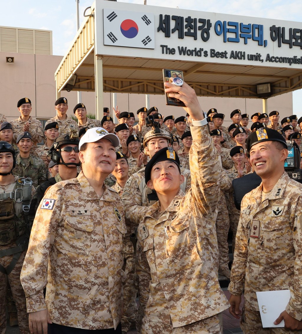 Yoon takes a selfie with a contingent of the Akh unit in Abu Dhabi, United Arab Emirates, on January 15, 2023. Photo: EPA-EFE