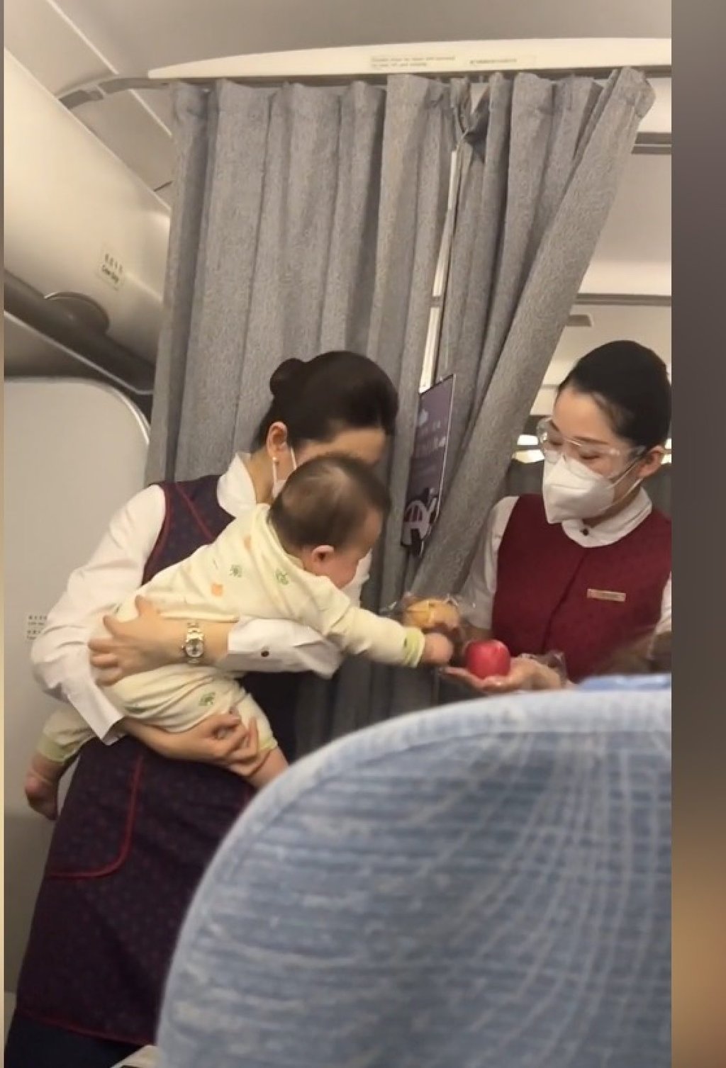 An unknown passenger filmed the flight attendant’s successful intervention and shared it online where it went viral. Photo: Douyin An unknown passenger filmed the flight attendant’s successful intervention and shared it online where it went viral. Photo: Douyin