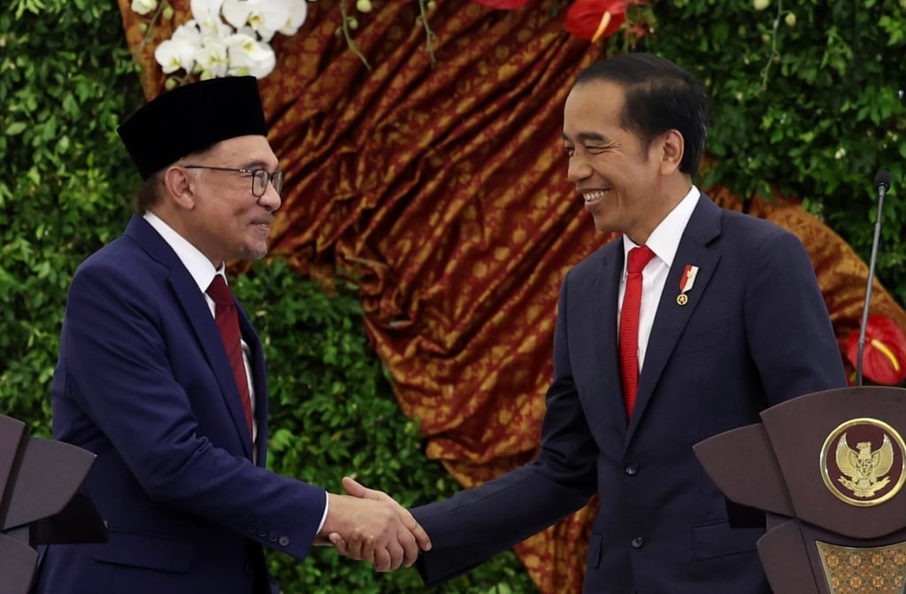 Malaysian Prime Minister Anwar Ibrahim shakes hands with Indonesian President Joko Widodo after their meeting at Bogor Palace on January 9. Photo: Bernama/dpa Malaysian Prime Minister Anwar Ibrahim shakes hands with Indonesian President Joko Widodo after their meeting at Bogor Palace on January 9. Photo: Bernama/dpa
