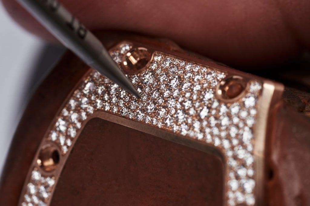 Snow setting sees stones of varying sizes arranged seemingly at random, blanketing the surface of the watch in a snowlike appearance. Snow setting sees stones of varying sizes arranged seemingly at random, blanketing the surface of the watch in a snowlike appearance.