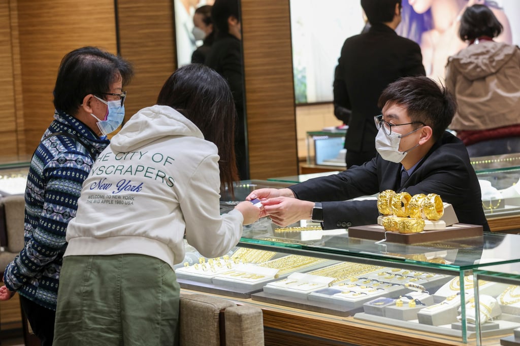 Customers buy gold jewellery at a shop in Sha Tin, Hong Kong, earlier this month. Photo: SCMP/Yik Yeung-man