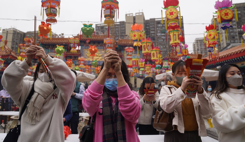 Worshippers make offerings and pray at Wong Tai Sin Temple before it closed in February 2022. Photo: Sam Tsang Worshippers make offerings and pray at Wong Tai Sin Temple before it closed in February 2022. Photo: Sam Tsang