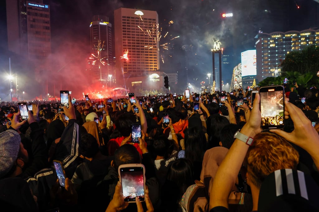 People gather for the New Year’s Eve celebrations at the main roundabout in Jakarta on 31 December 2022 after Indonesia officially lifted Covid-19 related restrictions. Photo: EPA-EFE People gather for the New Year’s Eve celebrations at the main roundabout in Jakarta on 31 December 2022 after Indonesia officially lifted Covid-19 related restrictions. Photo: EPA-EFE
