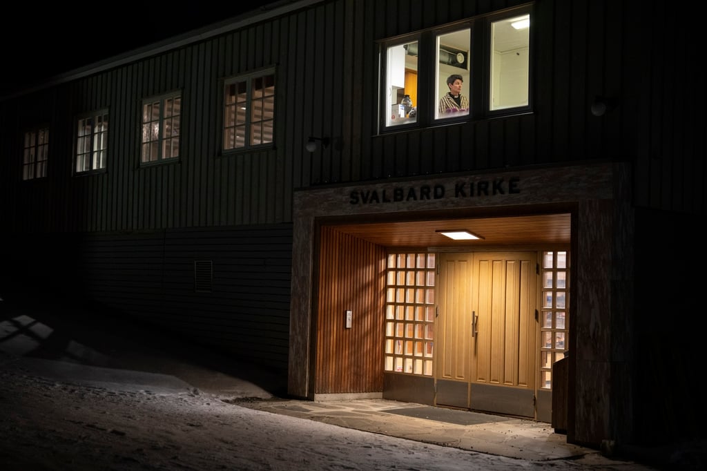 The entrance to Svalbard Church. In winter in Longyearbyen, it is dark 24/7. Photo: AP