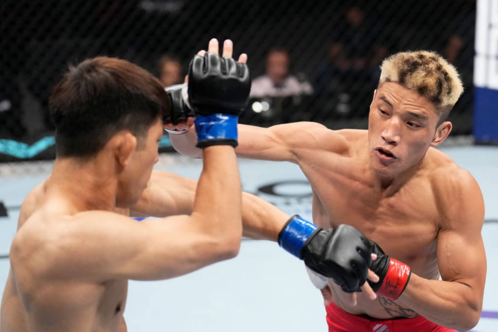 Yi Zha of China punches Koyomi Matsushima in a featherweight fight. Photo: Chris Unger/Zuffa LLC