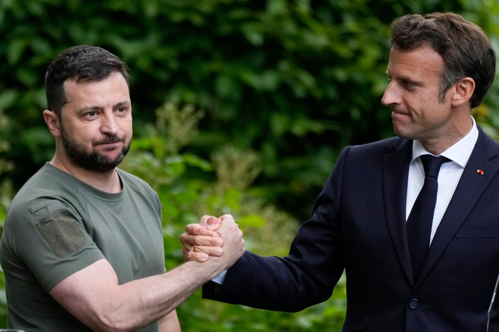 Ukraine President Volodymyr Zelensky (left) and France President Emmanuel Macron shake hands at the end of a press conference at the Mariyinsky Palace in Kyiv, Ukraine, on June 16, 2022. Photo: AP