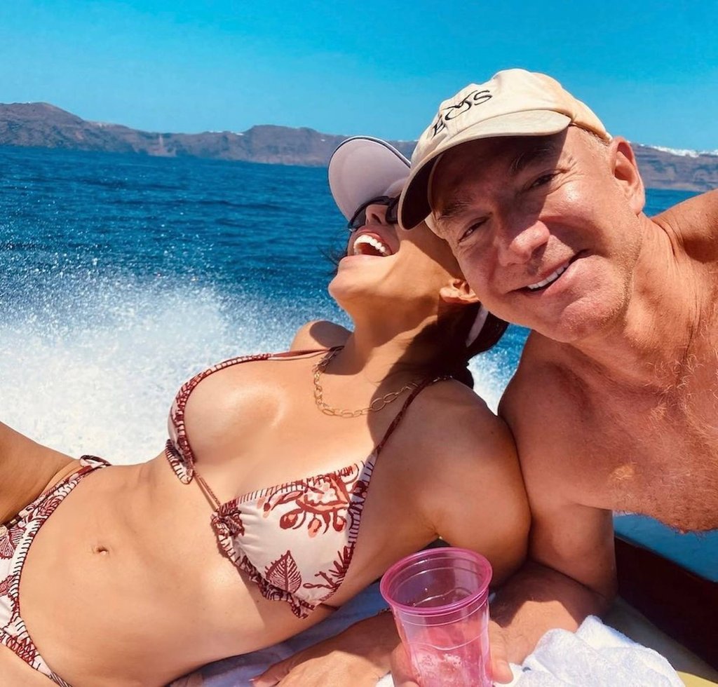 Lauren Sánchez and Jeff Bezos enjoy the high life. Photo: @laurenwsanchez/Instagram Lauren Sánchez and Jeff Bezos enjoy the high life. Photo: @laurenwsanchez/Instagram