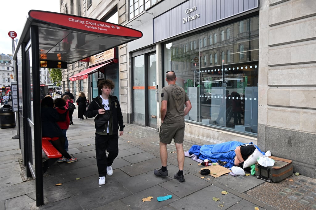 A homeless man sleeps on The Strand in London on October 1, 2022, as campaigners gather in the city to protest against the cost-of-living crisis. Photo: AFP