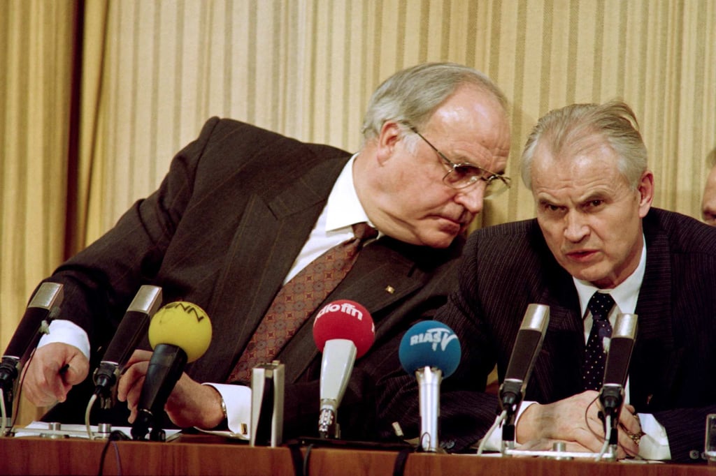 In this file photo taken on December 19, 1989, West German Chancellor Helmut Kohl (left) and East German Prime Minister Hans Modrow speak together at a joint press conference in Dresden. Photo: AFP