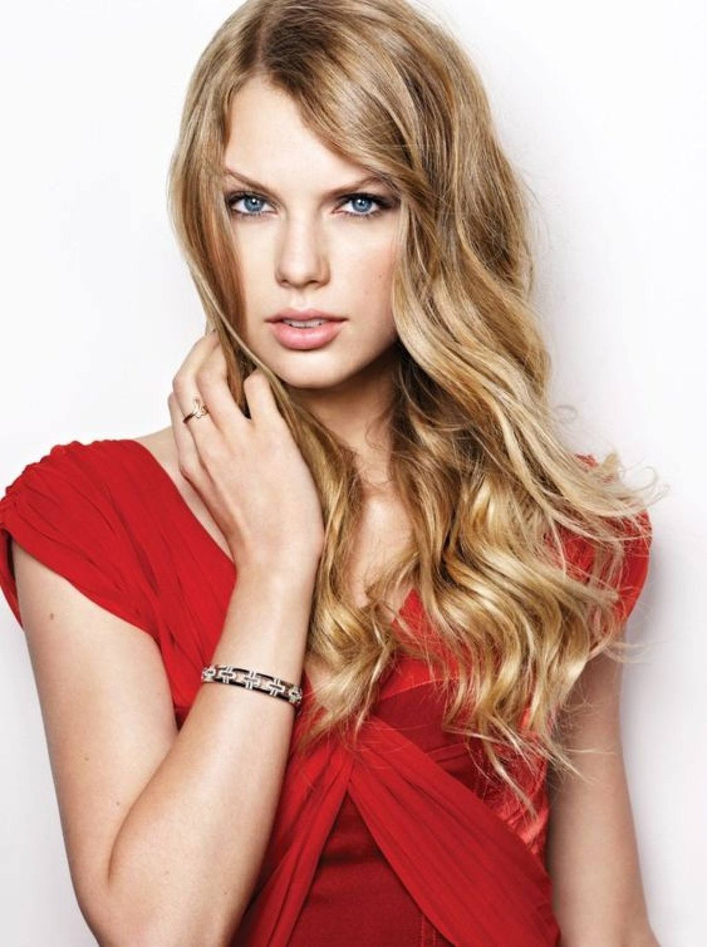 6 of the most expensive jewellery sets spotted on Taylor Swift from bathing in US 10 million worth of Neil Lane diamonds and layering Cartier bracelets to Bulgari s Serpenti necklace South China