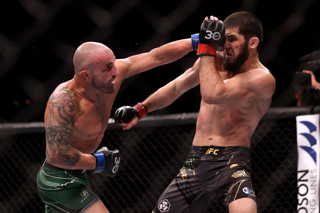 Alexander Volkanovski (L) of Australia and Islam Makhachev of Russia in action during their lightweight title fight at UFC 284. Photo: EPA-EFE/