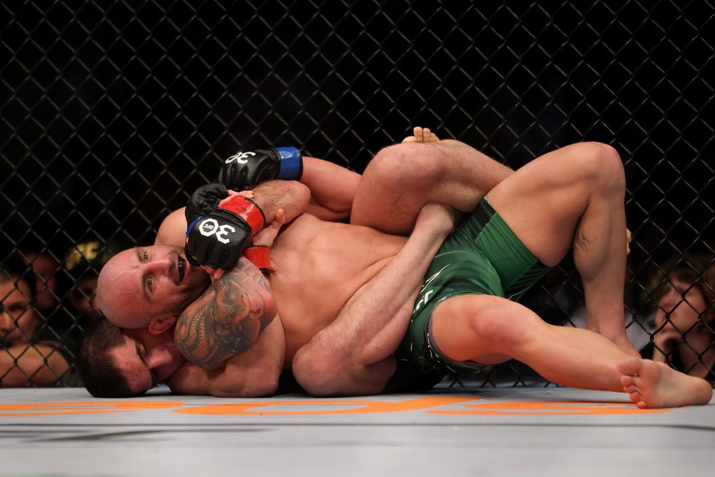 Alex Volkanovski defends Islam Makhachev’s choke attempt. Photo: EPA-EFE Alex Volkanovski defends Islam Makhachev’s choke attempt. Photo: EPA-EFE
