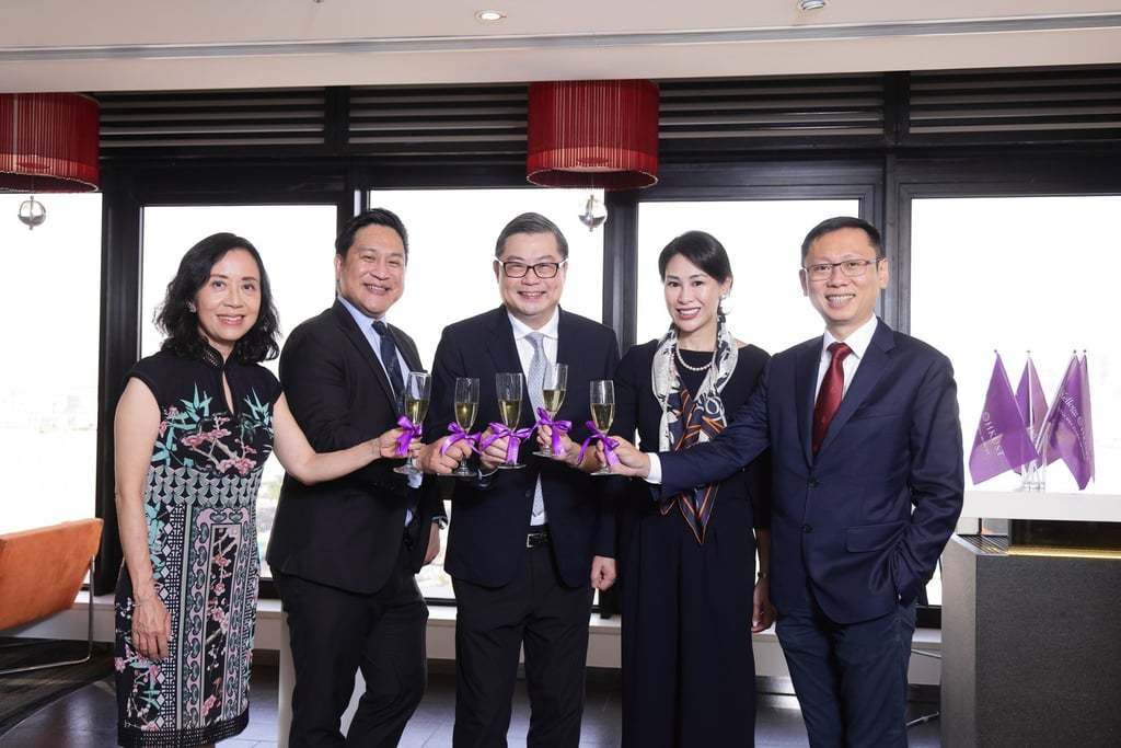 Two representatives of the surveyed cohort celebrate Kellogg-HKUST EMBA programme’s latest No 1 ranking with Professor Kar Yan Tam (centre), dean of HKUST Business School, Judy Au (left), programme director, and Professor Kai-lung Hui (right), academic director.