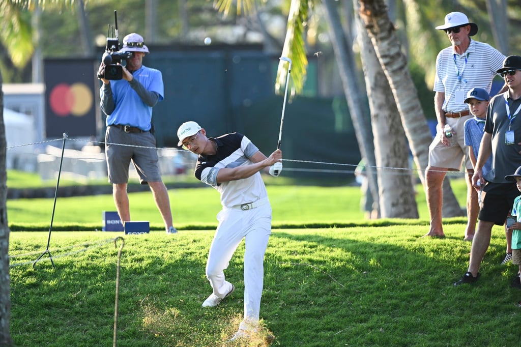 China’s Li Haotong Li plays his third shot on the 16th during the third round of last year’s Sony Open. Photo: PGA Tour
