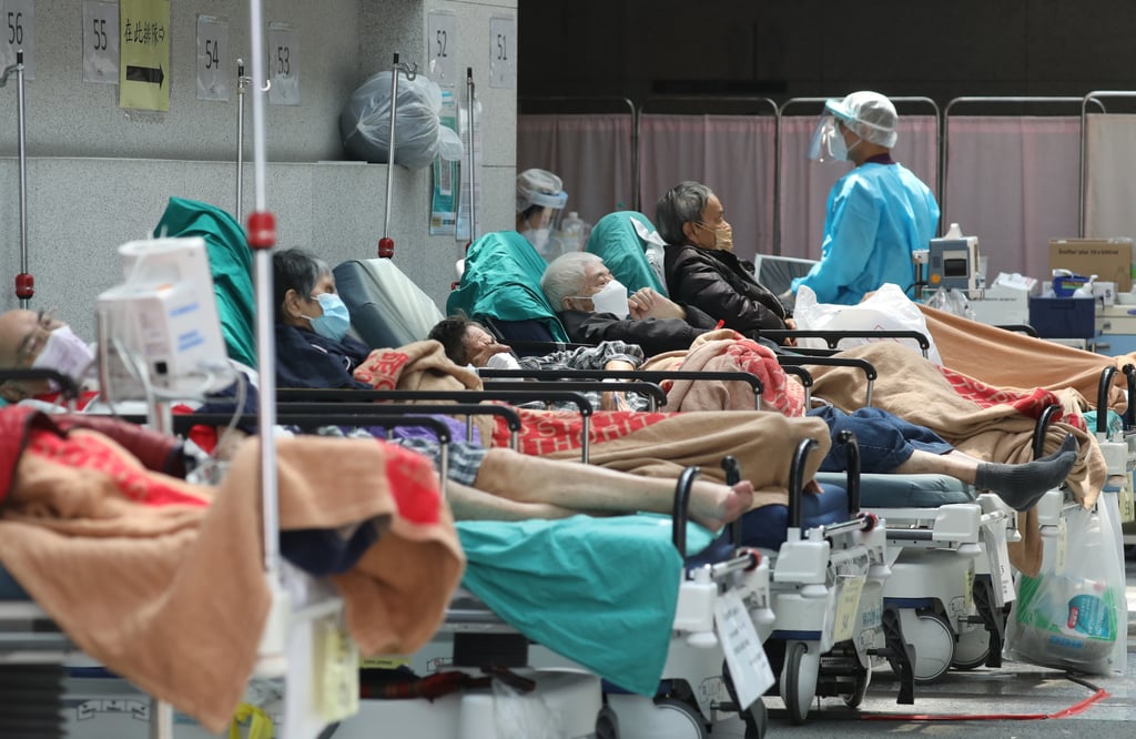 Covid-19 patients in Hong Kong wait for treatment outside hospital during the fifth wave of infections. Photo: Yik Yeung-man Covid-19 patients in Hong Kong wait for treatment outside hospital during the fifth wave of infections. Photo: Yik Yeung-man