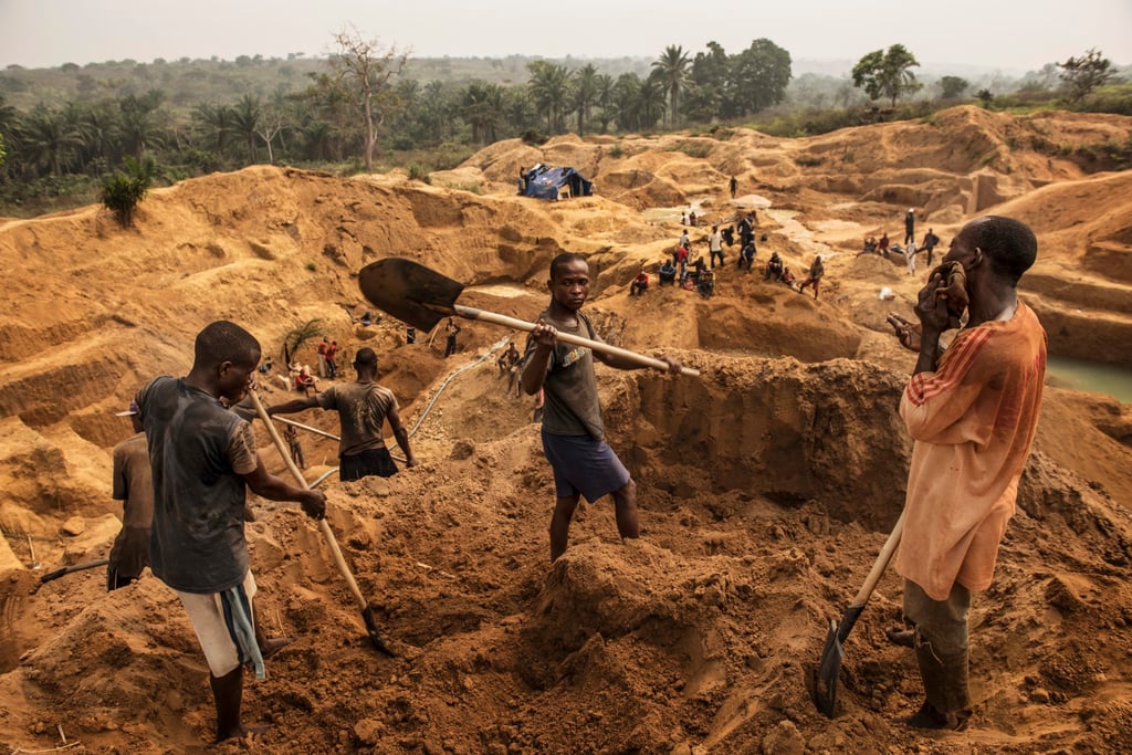 Congolese workers search for rough diamonds in the Kangambala mine in Lungudi in Kasai in the Democratic Republic of Congo in 2015. Photo: Getty Images