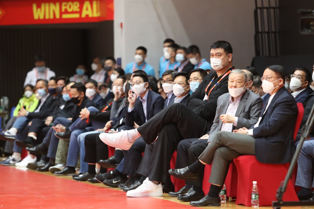 Newly re-elected Chinese Basketball Association chairman Yao Ming (third from right) was sitting courtside. Photo: Mike Chan Newly re-elected Chinese Basketball Association chairman Yao Ming (third from right) was sitting courtside. Photo: Mike Chan