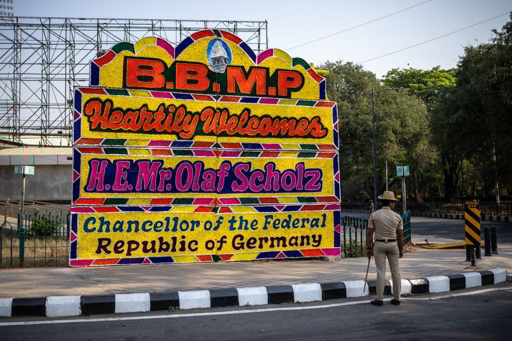 A welcome sign made of flowers stands for German Chancellor Olaf Scholz in front of the Chinnaswamy Stadium in Bangalore, India on Sunday. Photo: dpa