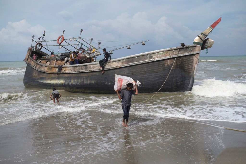 Rohingya people collect belongings from their boat after landing on Lampanah Leungah beach in Aceh Besar, Indonesia on February 16, 2023. Photo: AP Rohingya people collect belongings from their boat after landing on Lampanah Leungah beach in Aceh Besar, Indonesia on February 16, 2023. Photo: AP