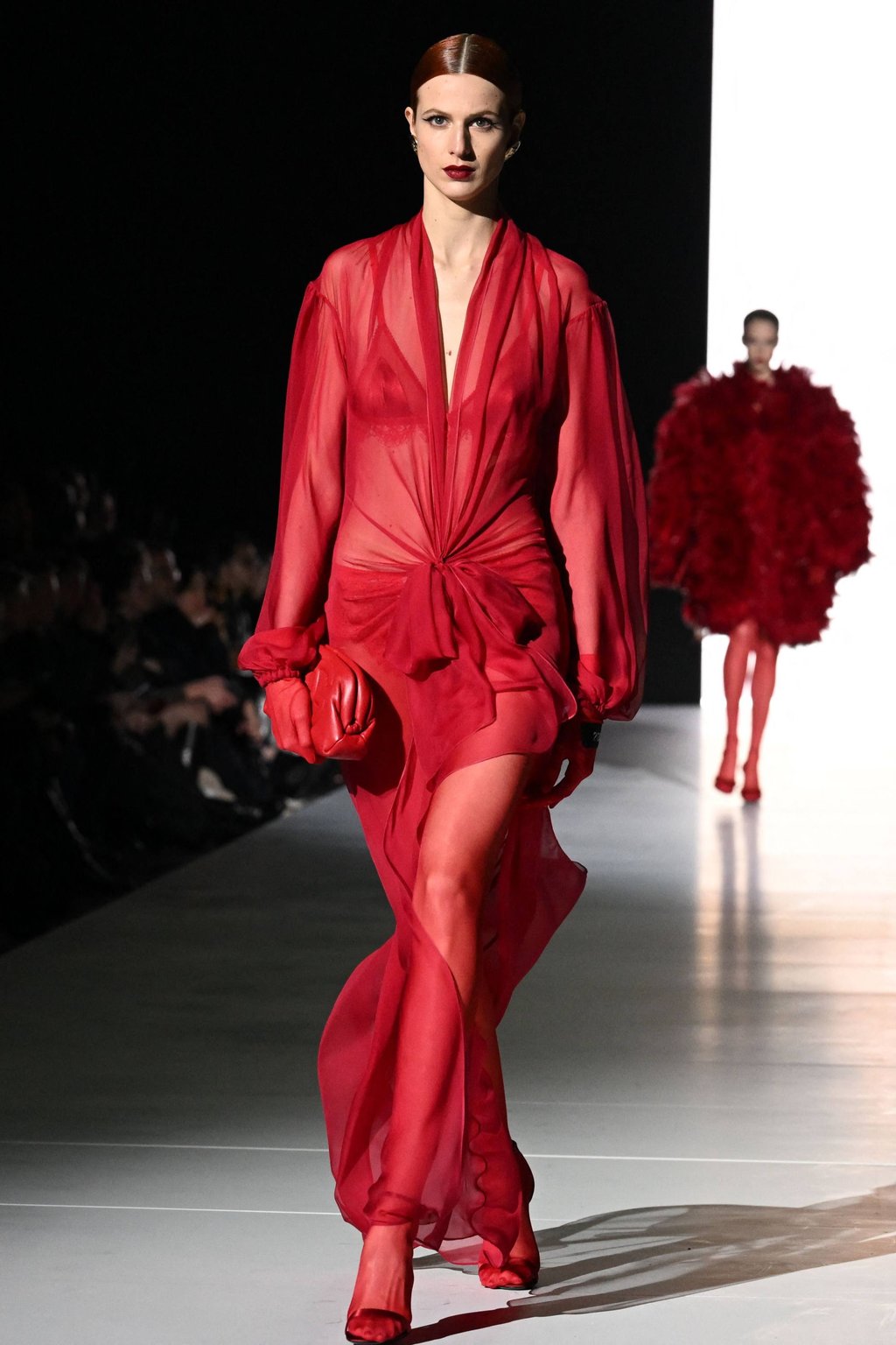 豪華 Milan Fashion Week 2023: Sheer glamour at Dolce & Gabbana 化粧下地