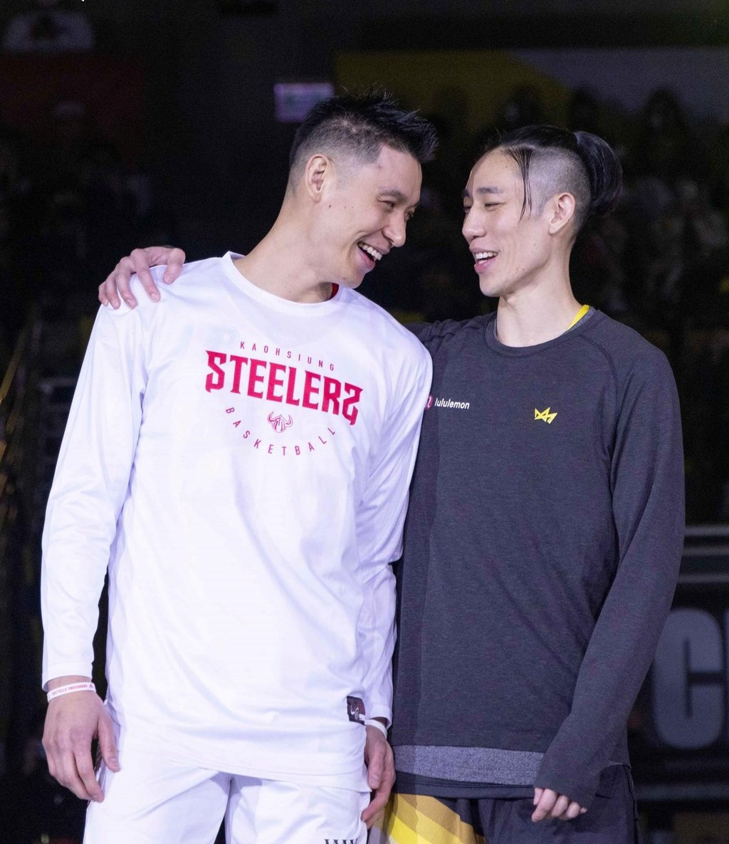 Jeremy Lin (left) and Joseph Lin share a joke before the start of Tuesday’s game. Photo: Handout