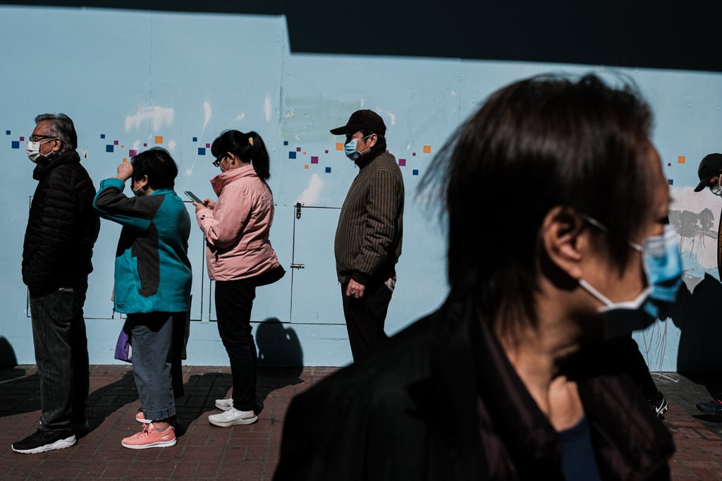 Residents line up yo buy masks in late January 2020. Photo: dpa