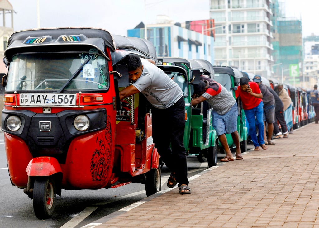Drivers push autorickshaws to buy petrol in Colombo, Sri Lanka, in July 2022. China has indicated it is willing to support the South Asian country’s debt restructuring plans. Photo: Reuters