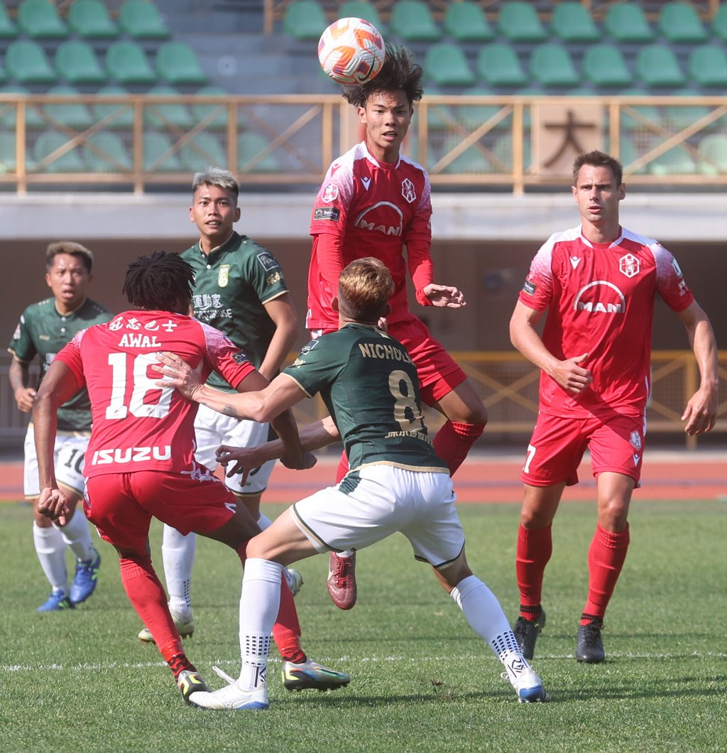Mahama Awal tries to get to the ball first after teammate Yung Ho wins a header on Sunday. Photo: Yik Yeung-man Mahama Awal tries to get to the ball first after teammate Yung Ho wins a header on Sunday. Photo: Yik Yeung-man