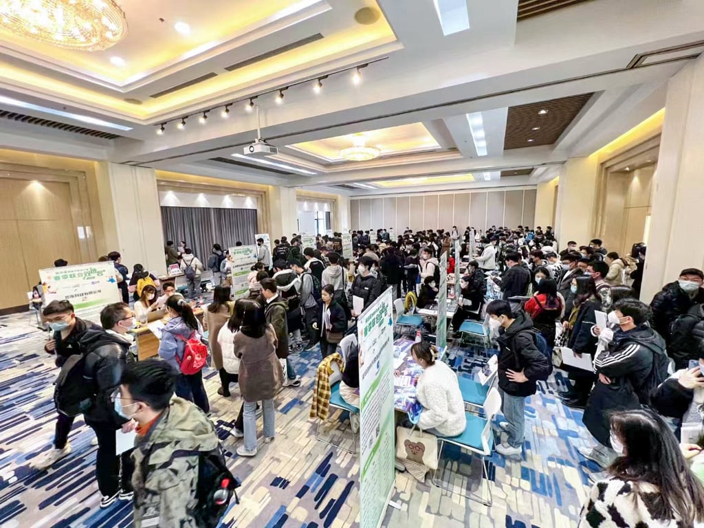 More than 700 jobseekers showed up to a semiconductor job fair on March 3 in Shanghai, where just 500 openings were available. Photo: Ijiwei