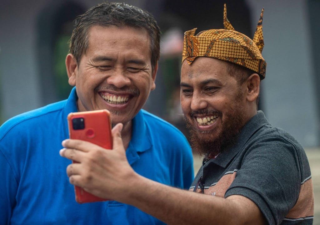 Umar Patek (R), one of the bomb makers in the Bali blasts takes a selfie with Ali Fauzi (L), a brother of three of the Bali bombers who has set up a foundation to help former prisoners rejoin society. Photo: AFP Umar Patek (R), one of the bomb makers in the Bali blasts takes a selfie with Ali Fauzi (L), a brother of three of the Bali bombers who has set up a foundation to help former prisoners rejoin society. Photo: AFP
