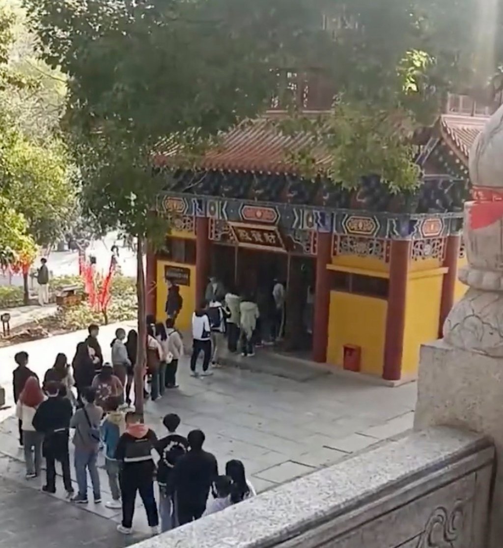 China’s temples have seen a renewed surge of interest from the country’s youth with many flocking to make offerings for good fortune and success in life. Photo: Weibo China’s temples have seen a renewed surge of interest from the country’s youth with many flocking to make offerings for good fortune and success in life. Photo: Weibo
