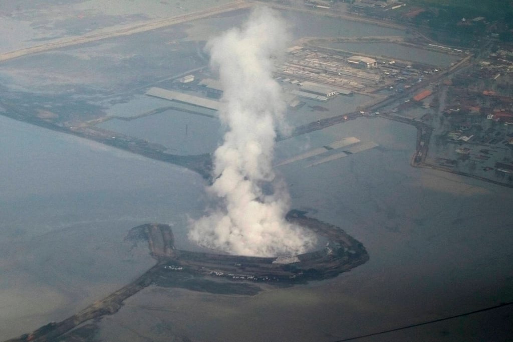 An aerial view shows the crater of a “mud volcano” surrounded by flooded houses in Sidoarjo, Indonesia’s East Java province, in 2007. Photo: Reuters An aerial view shows the crater of a “mud volcano” surrounded by flooded houses in Sidoarjo, Indonesia’s East Java province, in 2007. Photo: Reuters