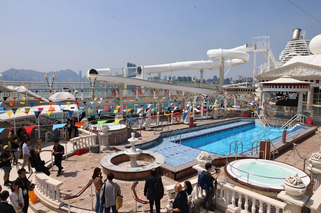 Resorts World One set off for its inaugural cruise from Hong Kong on Friday evening. Photo: K. Y. Cheng