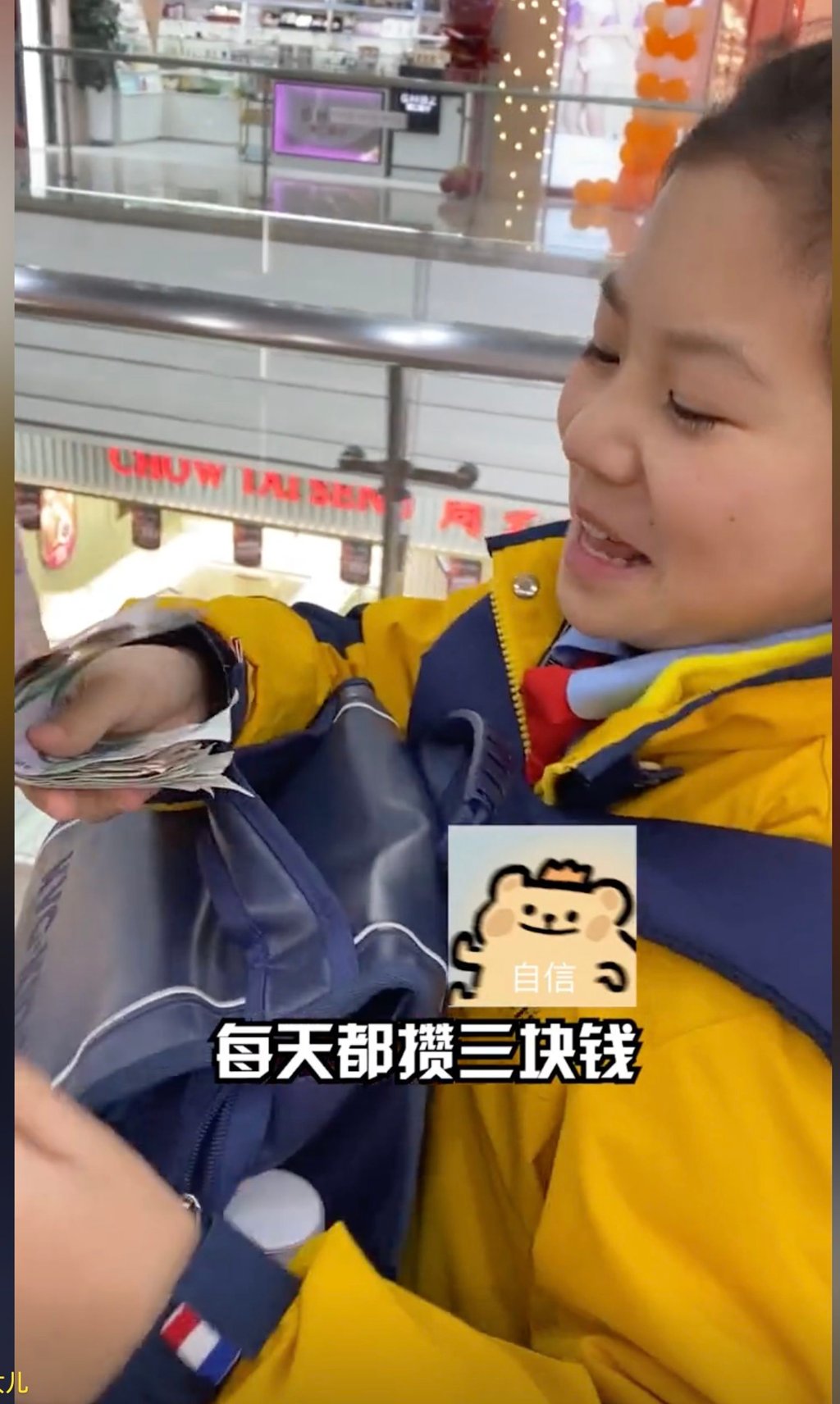 Accompanied by an uncle, the girl is seen in the video carefully carrying a bag filled with her saved allowance in a shopping centre. Photo: Douyin Accompanied by an uncle, the girl is seen in the video carefully carrying a bag filled with her saved allowance in a shopping centre. Photo: Douyin
